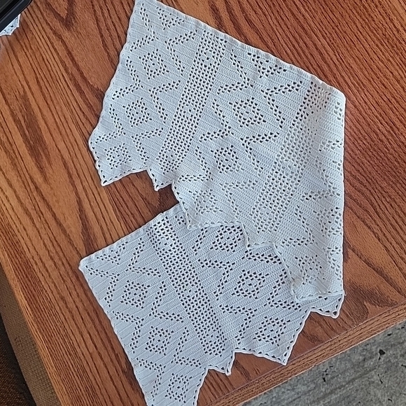 CROCHET doily for a shelf or dresser.  32" x 10" - Picture 3 of 3